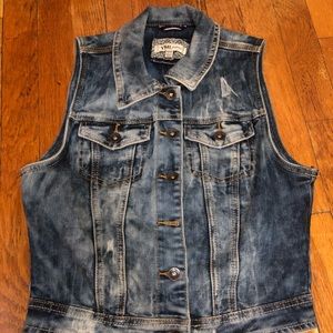 Sleeveless jean jacket